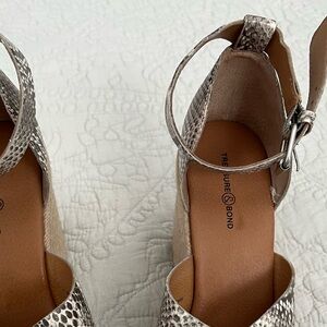 Treasure and Bond Wedge Sandal size 9.5